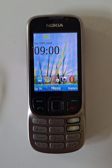 Puhelin Nokia 6303ci (RM-638), laturi ja kaapeli