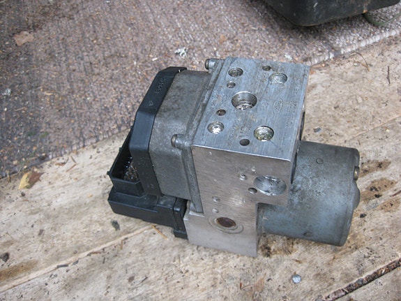 ABS hydraulikoneisto