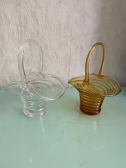 Vanhat lasikorit, kirkas ja ruskea. Hinta yhteensä 20€