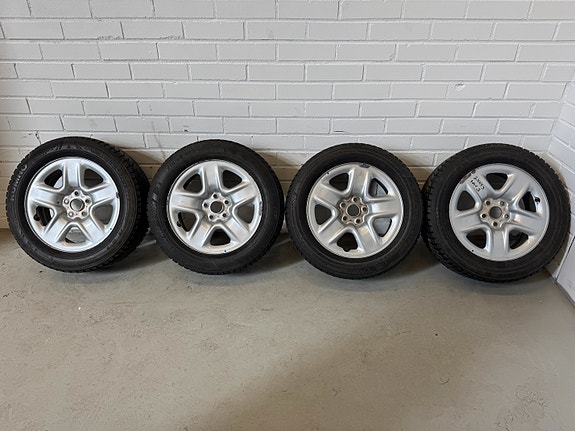 Toyota 17" Alumiinivanteet + 215 / 60 / 17 Nastarenkaat SUV (76)