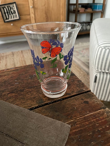 Käsin maalattu lasimaljakko