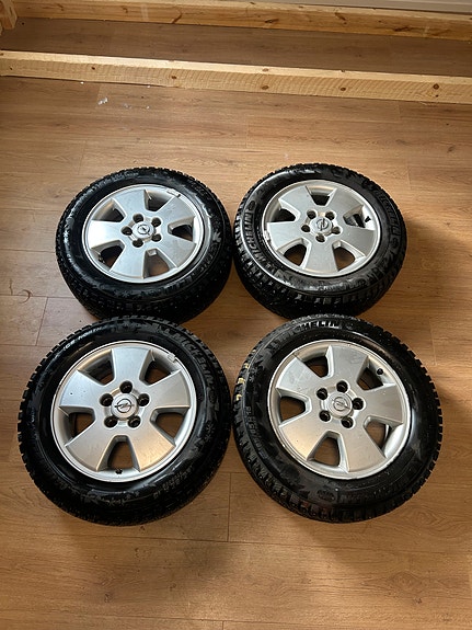 Opel 15” aluvanteet nastarenkailla