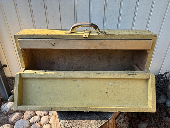 Kirveshenkilön/puusepän puinen työkalupakki