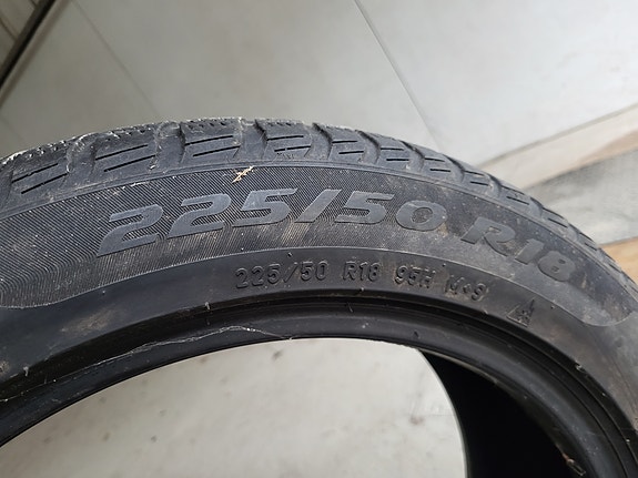 1kpl 225/45*18 Hankook ja 1kpl 225/50*18 Pirelli kitkat