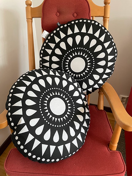 Pyöreät sisustustyynyt 48cm musta-valko kuvio