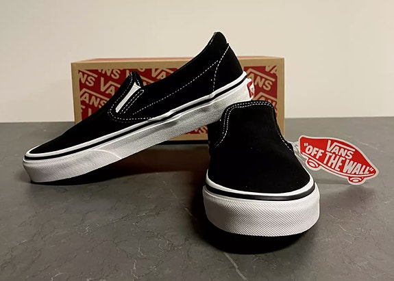 Vans Classic Slip-on Black/White Eri kokoja saatavilla ILMAINEN TOIMITUS