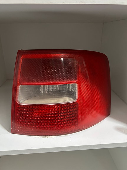 Audi A6 C5 farmarin oikeanpuolen takavalo