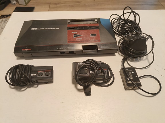 Sega Master System + 2 peliä