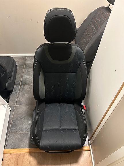 Citroen C4 2011 oikeanpuolen etupenkki