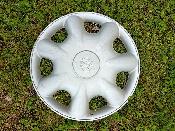 Toyotan pölykapseli 14"