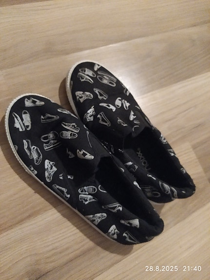 Myydään kengät kokoa 34