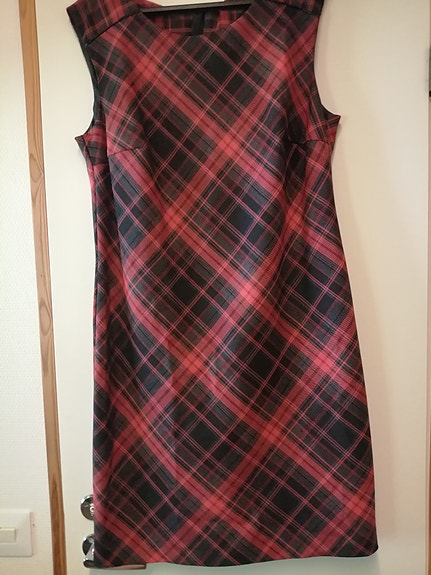 Ruudullinen mekko 42