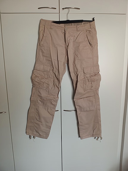 Reisitaskuhousut.