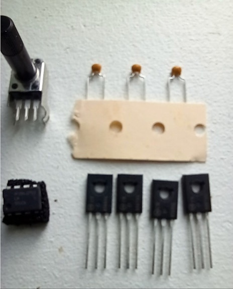 Elektroniikan komponentteja (uusia).