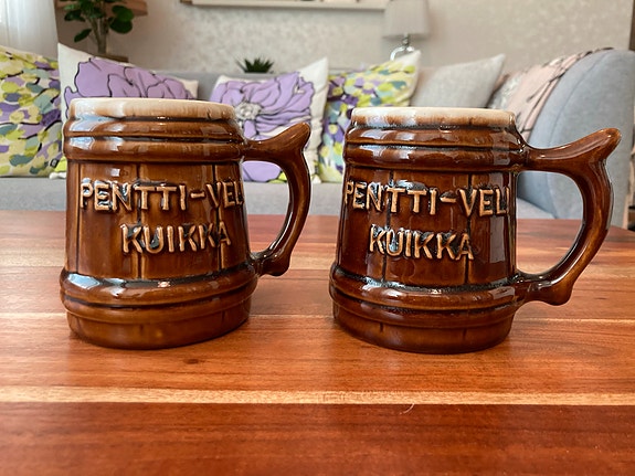 Suomalaisia kolpakkoja/tuoppeja 2,50 € kpl