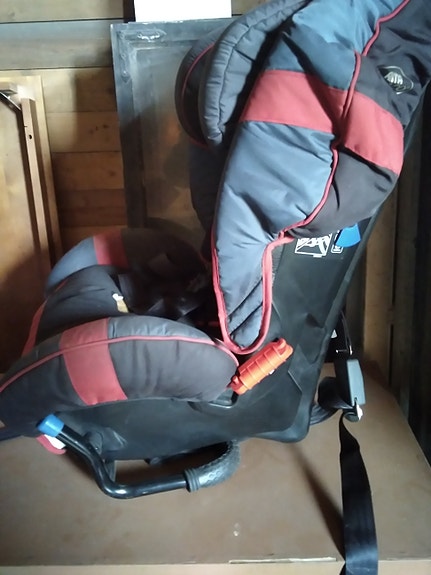 Lasten turvaistuin autoon.