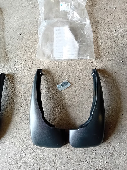Opel zafira a alkuperäiset roiskeläpät taakse