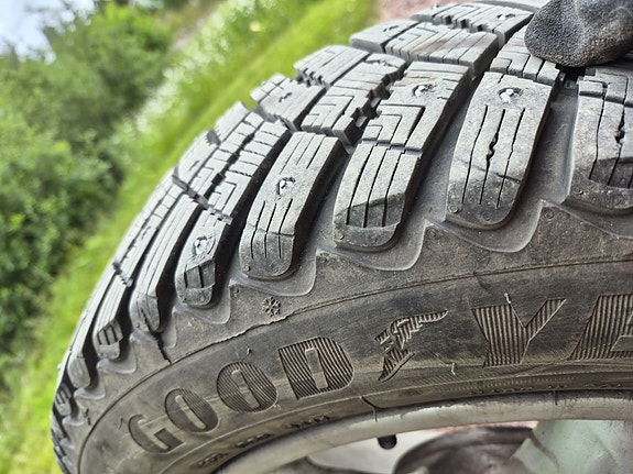 Nastarenkaat 195/60R15 Goodyear Ice Arctic + Fox Racing vanteet