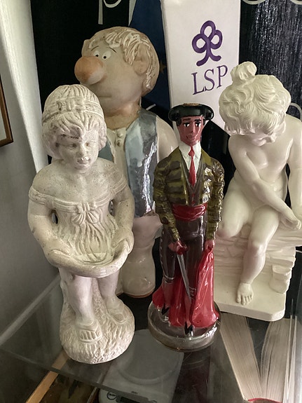 Patsas veistos statue taide konst keräily koti mökki rompe