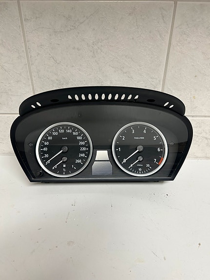 BMW E60 bensan mittaristo