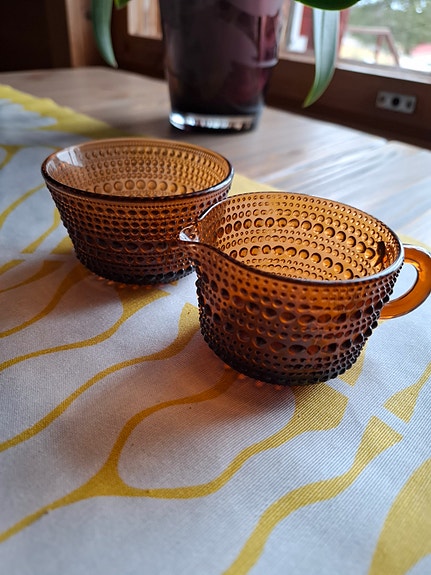 Kastehelmi sokerikko ja kermakko