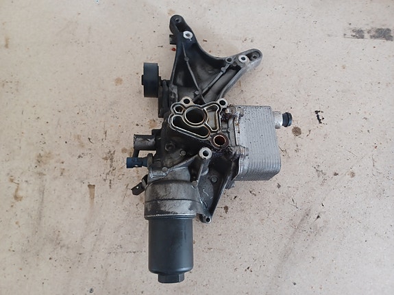 AUDI A5 2007-15 1,8TFSI CJEB öljynsuodattimen jalka 06L903143A
