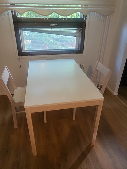 Pöytä ja kaksi tuoli