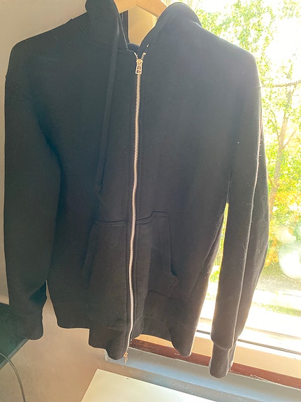 Hyväkuntoinen musta pull&bear huppari hopealla vetoketjulla