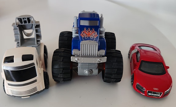 3 kpl autot (Audi, maasturi, rekka)