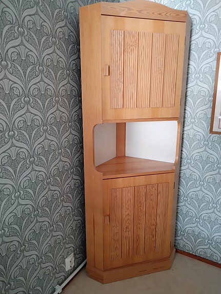 Kulmakaappi Puinen
