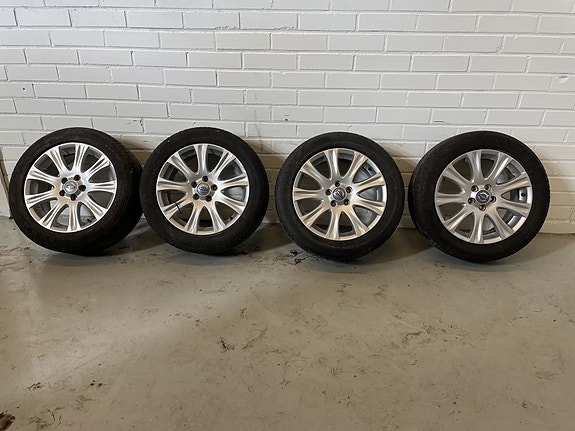 Volvo 17" Alumiinivanteet + 215/55R17 (24)