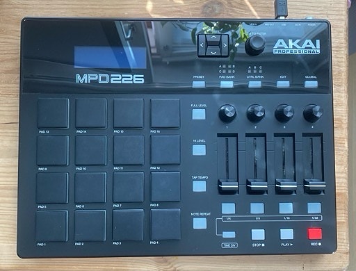 MIDI-ohjain AKAI MPD226