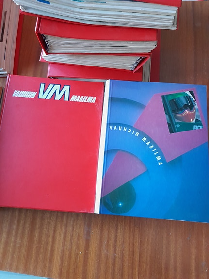 Vauhdin maailman vuosikertoja kansioissa