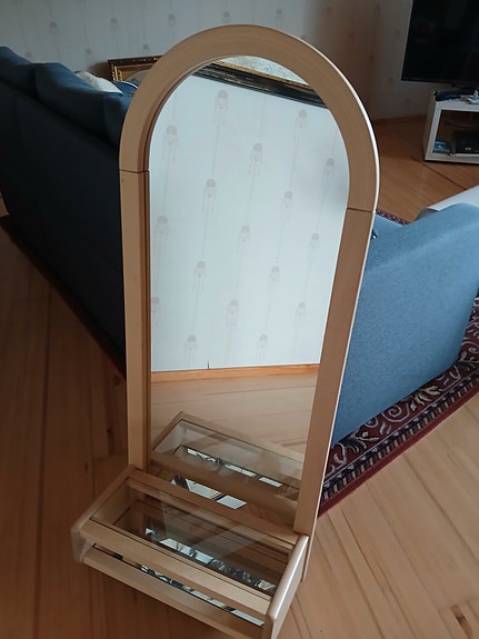 Mäkisen Kuvastin OYn valmistama peili.