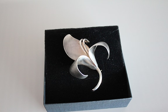 Kukka rintakoru, rintaneula, hopea, vintage, 1962, Helsinki