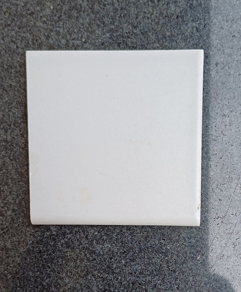 Harmaa reunapyöristetty keraaminen laatta 10x10 cm, 140 kpl