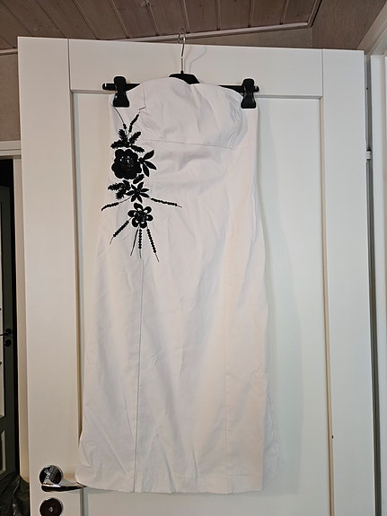 Olkaimeton polvipituinen mekko 38