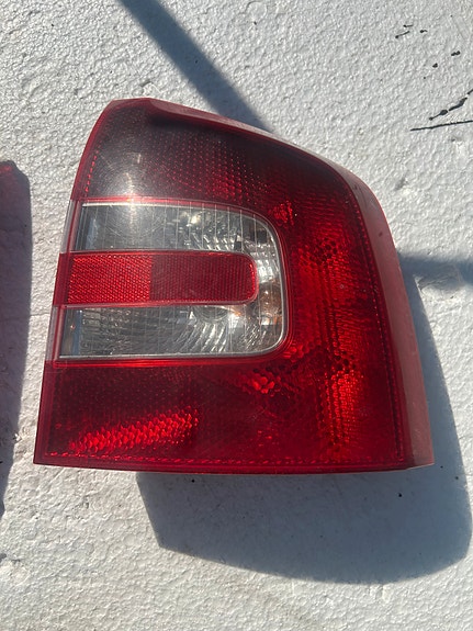 Skoda Octavia farmarin oikeanpuolen takavalo