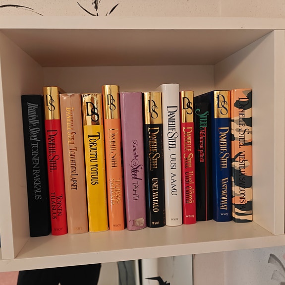 Upea Danielle Steel kirjakokoelma
