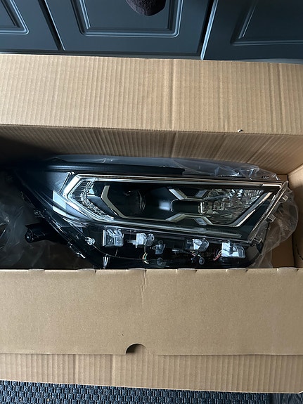 Toyota Rav4 oikeanpuolen uusi ajovaloumpio