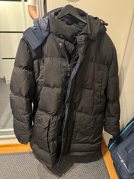 Todella hyvässä kunnossa oleva Hugo boss merkin miesten lämmin talvitakki