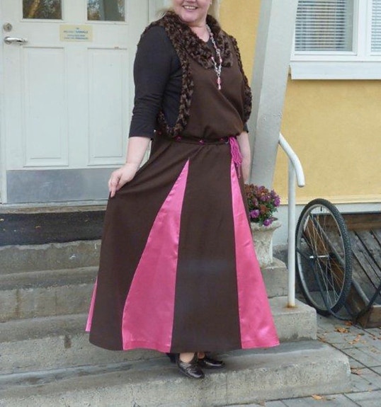 Keskiaika juhlissa käytetty mekko