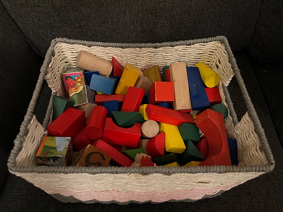 Iso laatikko erivärisiä puupalikoita (4 kg ) hinta:30€
