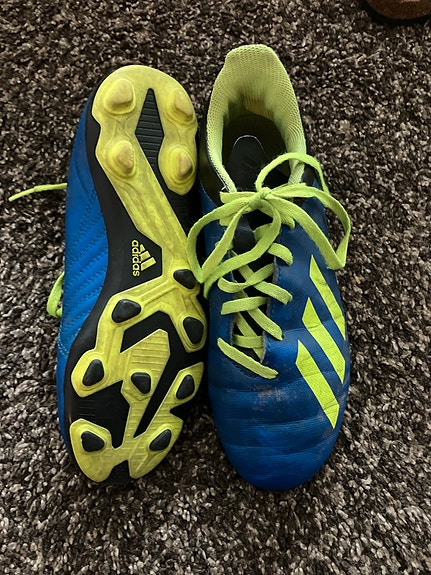 Adidas jalkapallokengät 36