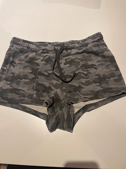 Harmaat maastokuvioiset shortsit M