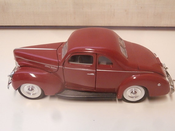 Pienoismalli  1. Punainen Ford 5 Window Coupe 1/34