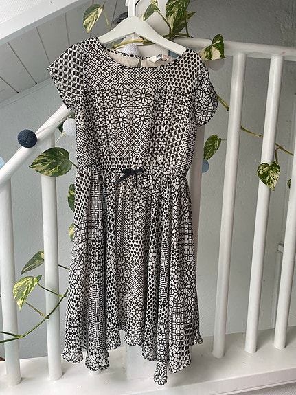 Mekko / juhlamekko / kesämekko mustavalkoinen koko 128