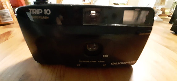 Olympus retro kamera. Automaatti salamalla.