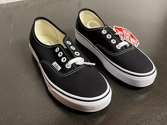 Vans Authentic Black/White Eri kokoja saatavilla ILMAINEN TOIMITUS