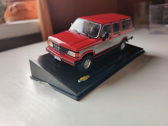 Pienoismalli Chevrolet Veraneio Custom 1993 - mittakaava 1:43 (Edicola)